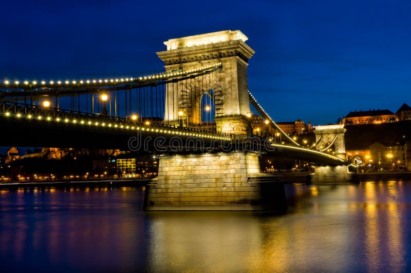 Vista da ponte Chain de Budapest na noite. imagens de stock Vista da ponte Chain de Budapest na noite. imagens de stock