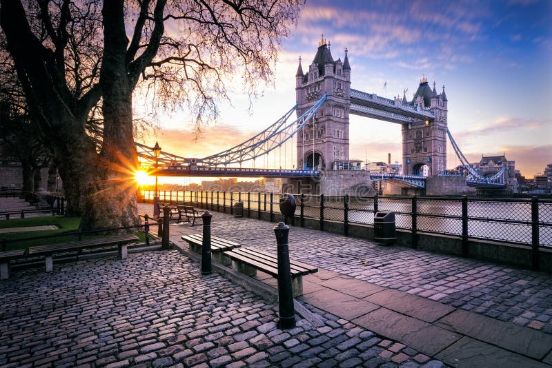 Ponte Da Torre Durante O Nascer Do Sol Em Londres, Reino Unido Foto de