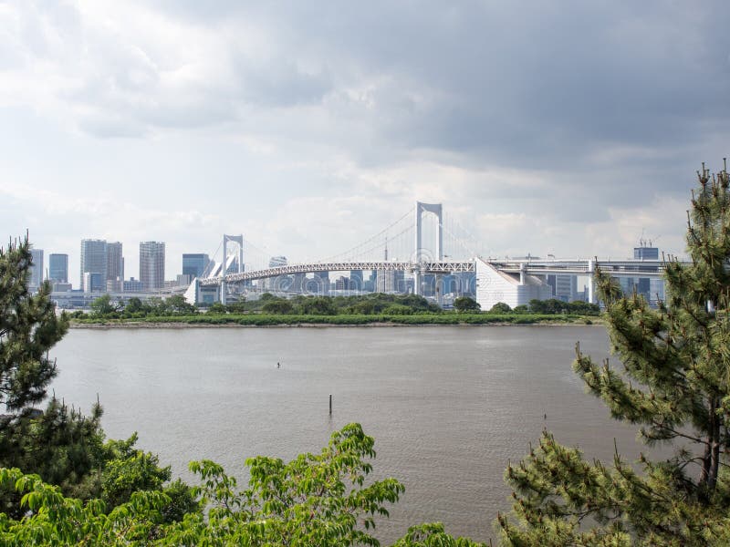 Vista da ponte do arco-íris de Odaiba, Tóquio, Japão foto de stock royalty free Vista da ponte do arco-íris de Odaiba, Tóquio, Japão foto de stock royalty free