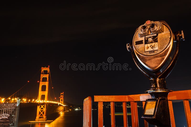 A vista da ponte San Francisco da baía iluminou-se acima na noite imagem de stock royalty free A vista da ponte San Francisco da baía iluminou-se acima na noite imagem de stock royalty free