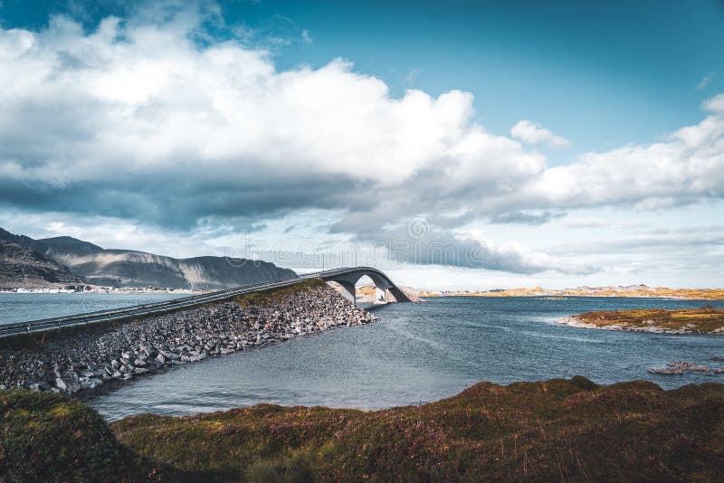Vista da ponte sobre o mar e das montanhas em ilhas de Lofoten, Noruega Cume de Hamnoy no por do sol no inverno Paisagem com imagens de stock Vista da ponte sobre o mar e das montanhas em ilhas de Lofoten, Noruega Cume de Hamnoy no por do sol no inverno Paisagem com imagens de stock