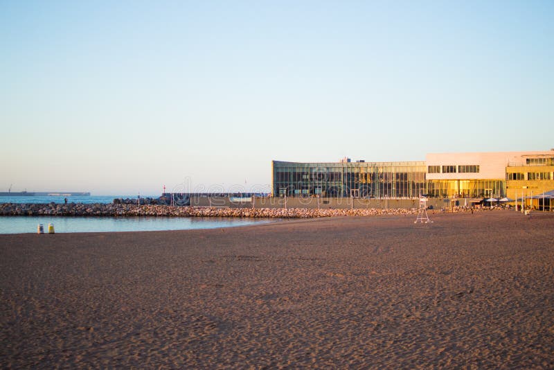 A vista da praia bonita chamou Poniente em Gijon, as Astúrias, Espanha foto de stock A vista da praia bonita chamou Poniente em Gijon, as Astúrias, Espanha foto de stock