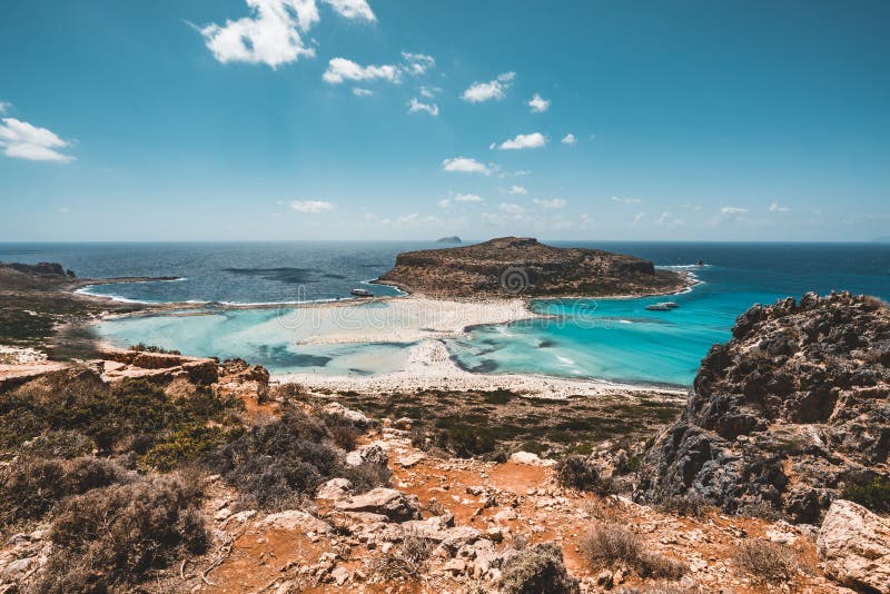 Vista da praia bonita na ilha da lagoa, e do Gramvousa de Balos na Creta, Grécia Dia ensolarado, céu azul com nuvens foto de stock Vista da praia bonita na ilha da lagoa, e do Gramvousa de Balos na Creta, Grécia Dia ensolarado, céu azul com nuvens foto de stock