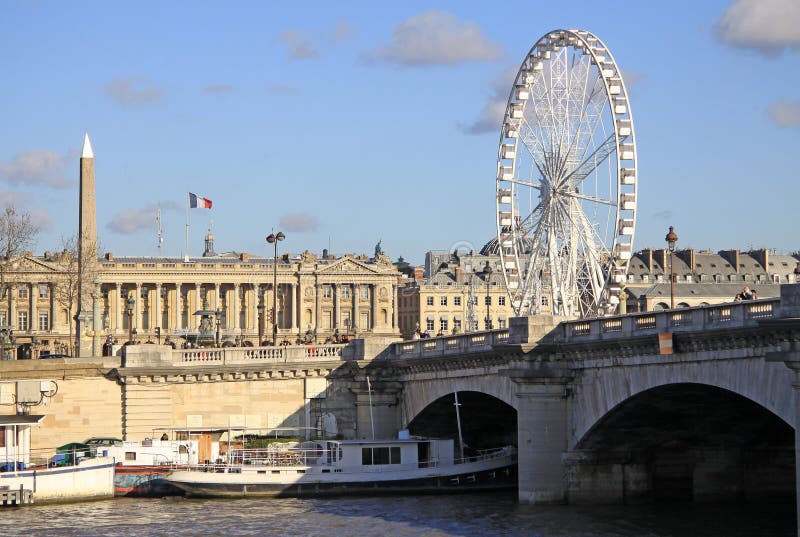 Vista da Quai d'Orsay a Pont de la il Concorde e la grande ruota di ferris, Parigi, Francia fotografie stock Vista da Quai d'Orsay a Pont de la il Concorde e la grande ruota di ferris, Parigi, Francia fotografie stock