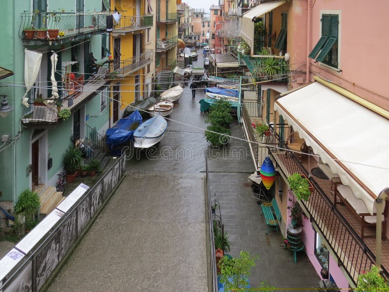 Vista da rua da cidade costeira de Manarola em um dia de verão chuvoso Terre de Cinque imagens de stock royalty free Vista da rua da cidade costeira de Manarola em um dia de verão chuvoso Terre de Cinque imagens de stock royalty free