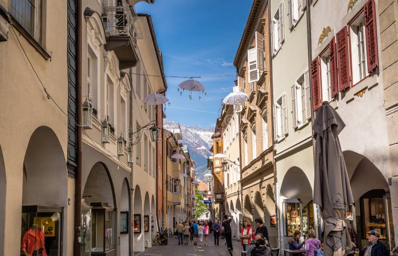 Vista da rua principal de Merano, Bolzano, Tirol sul, Itália imagem de stock Vista da rua principal de Merano, Bolzano, Tirol sul, Itália imagem de stock