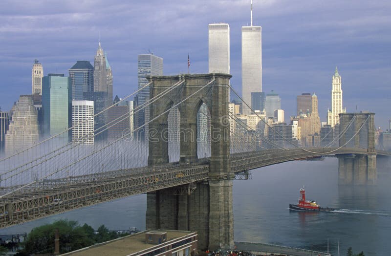 Vista da skyline de New York, da ponte de Brooklyn sobre o East River e do rebocador na névoa, NY