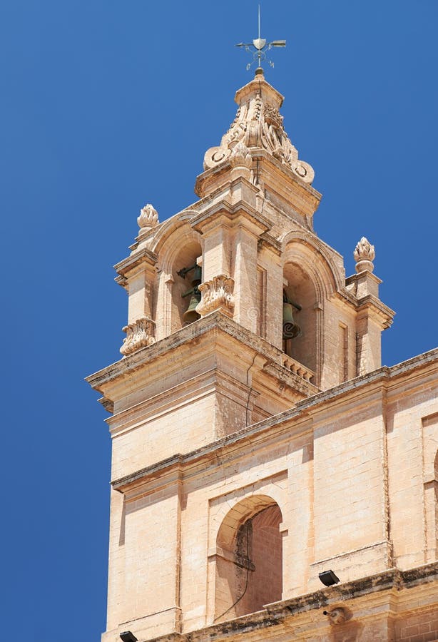 A vista da torre de sino da catedral do ` s de St Paul em Mdina imagem de stock A vista da torre de sino da catedral do ` s de St Paul em Mdina imagem de stock
