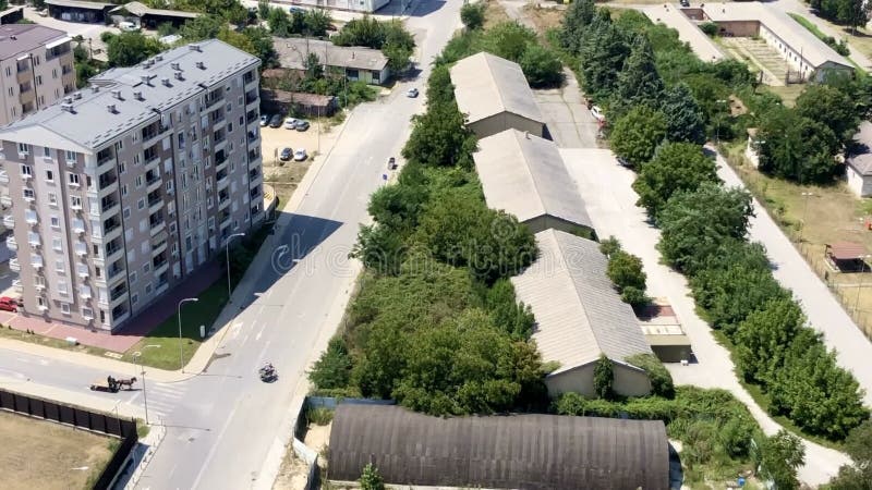 Vista da un edificio ad alto sviluppo sulle aree residenziali di skopje. un carrello a cavallo percorre la strada