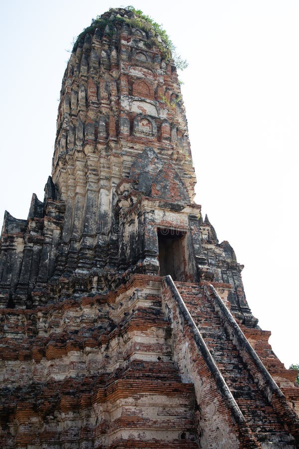 Vista da una pagoda delle rovine del tempio di Ayutthaya in Tailandia con cielo blu nei precedenti fotografia stock Vista da una pagoda delle rovine del tempio di Ayutthaya in Tailandia con cielo blu nei precedenti fotografia stock