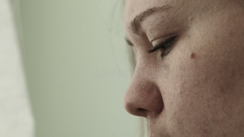 Vista da vicino guardate gli occhi di una donna che legge un libro o guarda qualcosa al telefono. immagine cinematografica