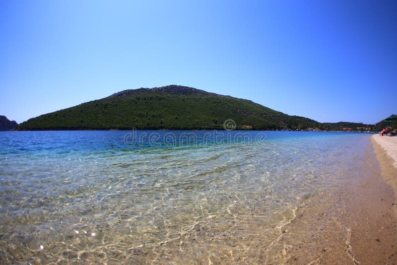 Vista da água e da montanha verde de Sithonia imagem de stock royalty free Vista da água e da montanha verde de Sithonia imagem de stock royalty free
