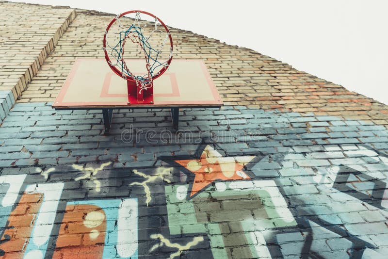 vista dal basso del cerchio di pallacanestro sulla parete fotografia stock libera da diritti vista dal basso del cerchio di pallacanestro sulla parete fotografia stock libera da diritti
