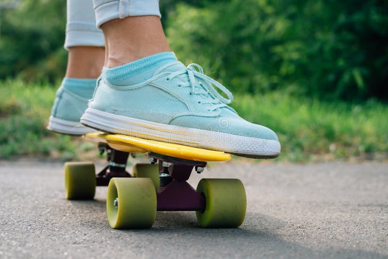 Vista dal retro della ragazza in jeans, maglietta e scarpe da tennis, che fotografia stock libera da diritti Vista dal retro della ragazza in jeans, maglietta e scarpe da tennis, che fotografia stock libera da diritti