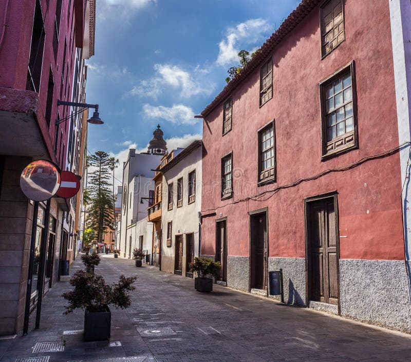 Vista dal vecchio centro urbano, San Cristobal de La Laguna, Tenerife, isole Canarie, Spagna - 13 della via 05 2018 fotografia stock Vista dal vecchio centro urbano, San Cristobal de La Laguna, Tenerife, isole Canarie, Spagna - 13 della via 05 2018 fotografia stock