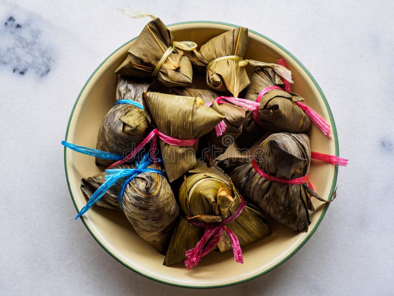 Vista dall'alto in basso del centro degli gnocchi asiatici Zongzi del riso con lo spazio della copia fotografia stock Vista dall'alto in basso del centro degli gnocchi asiatici Zongzi del riso con lo spazio della copia fotografia stock