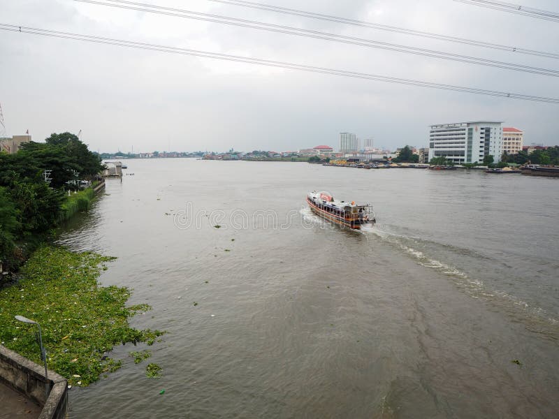 Vista dall'alto della nave Chao Phraya Express da Rama 7 Bridge nel giorno nuvoloso fotografia stock libera da diritti Vista dall'alto della nave Chao Phraya Express da Rama 7 Bridge nel giorno nuvoloso fotografia stock libera da diritti