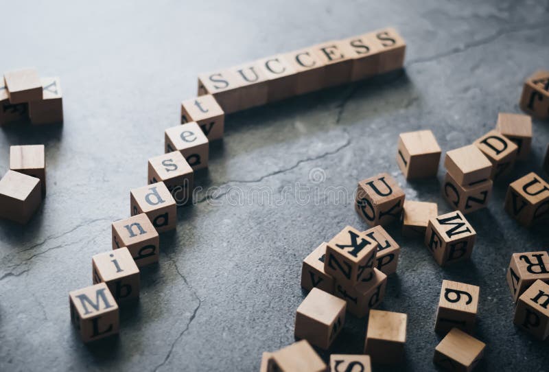 Vista dall'alto della parola lettera cubo di legno Minforma e SUCCESSO Idea di motivazione e ispirazione nella visione aziendale immagini stock libere da diritti Vista dall'alto della parola lettera cubo di legno Minforma e SUCCESSO Idea di motivazione e ispirazione nella visione aziendale immagini stock libere da diritti