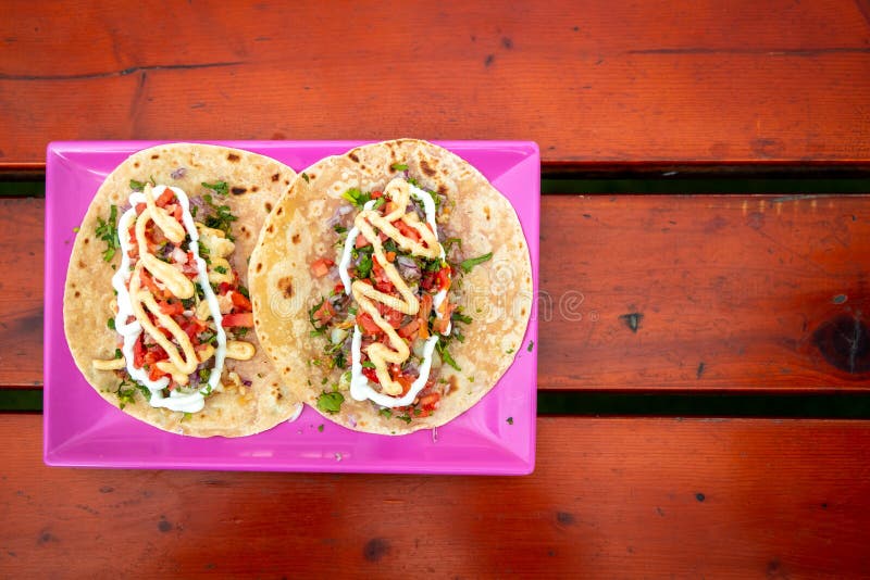 Vista dall'alto di Tacos Cibo messicano fabbricato a mano servito in una piastra rosa posta su una superficie di legno Alimenti p immagine stock libera da diritti Vista dall'alto di Tacos Cibo messicano fabbricato a mano servito in una piastra rosa posta su una superficie di legno Alimenti p immagine stock libera da diritti