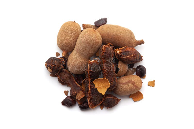 Vista dall'alto di una pila di frutti indica del dolce biologico fresco Tamarind Tamarindus isolati su fondo bianco. fotografie stock libere da diritti