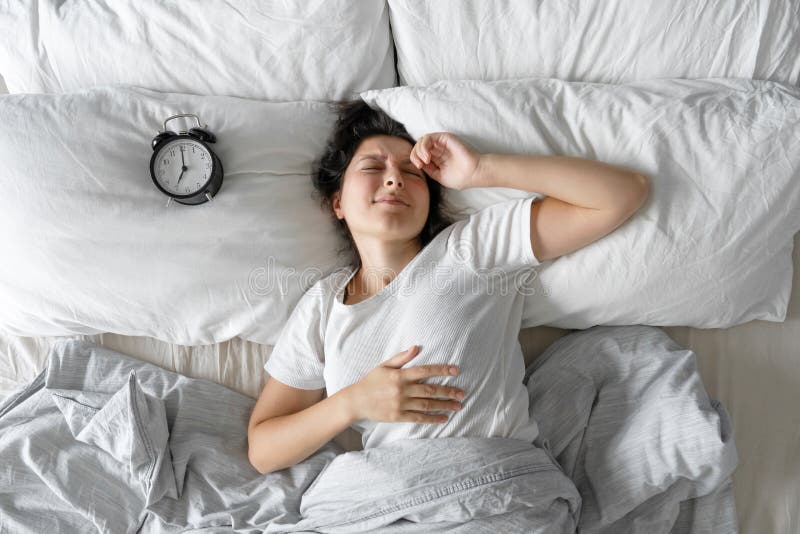 Svegliarsi Alle 3 Di Notte Medicina Cinese La Ragazza Dorme Accanto Alla Sveglia. Tempo Di Svegliarsi. Sull