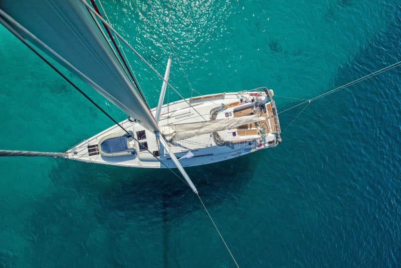 Vista dall'angolo alto della barca a vela Fotografia aerea della nave fotografia stock Vista dall'angolo alto della barca a vela Fotografia aerea della nave fotografia stock