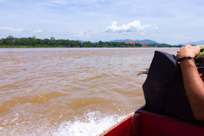Vista dalla barca su Mae Nam Kok, fine del Mekong, triangolo dorato vicino a Chiang Rai, Tailandia fotografia stock libera da diritti