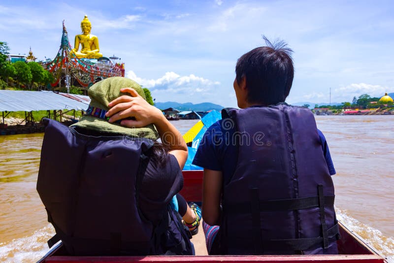 Vista dalla barca su Mae Nam Kok, fine del Mekong, triangolo dorato vicino a Chiang Rai, Tailandia fotografia stock libera da diritti
