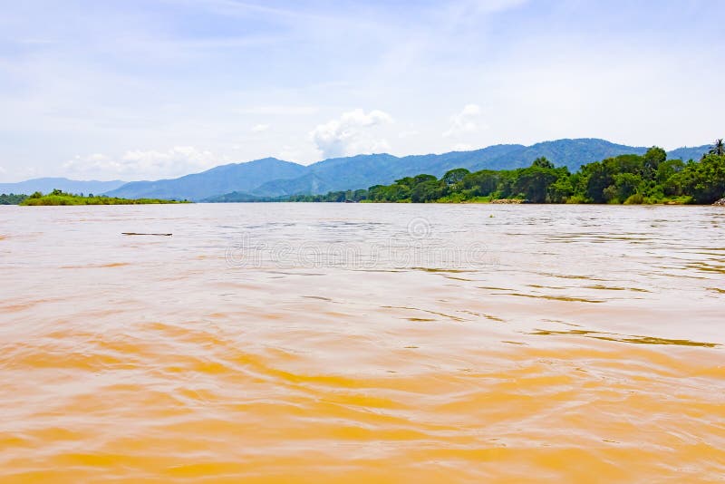 Vista dalla barca su Mae Nam Kok, fine del Mekong, triangolo dorato vicino a Chiang Rai, Tailandia fotografia stock libera da diritti