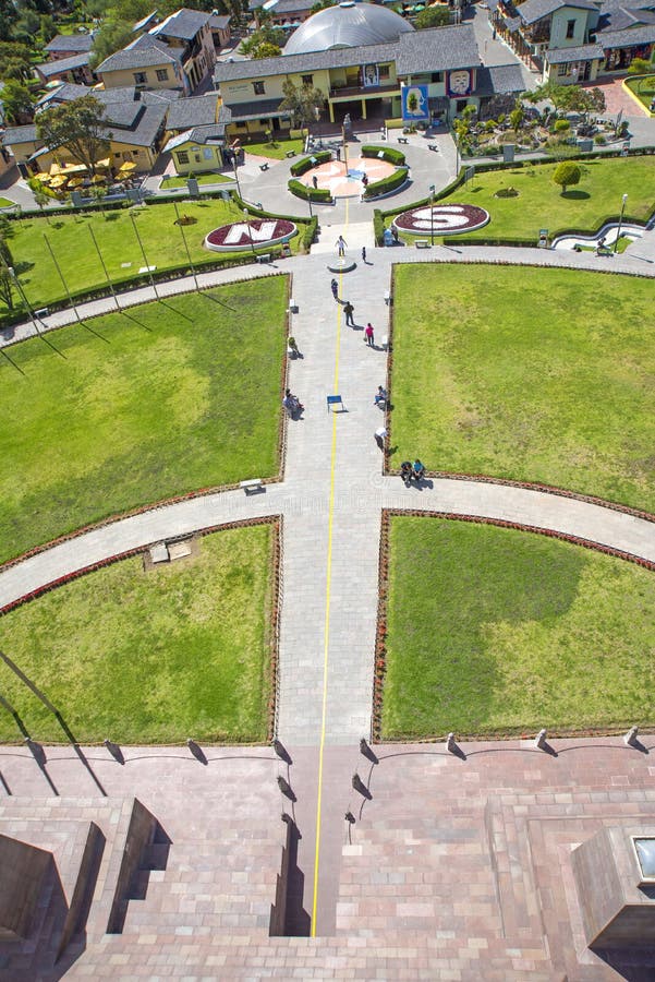 Vista dalla cima di un monumento equatoriale immagini stock libere da diritti Vista dalla cima di un monumento equatoriale immagini stock libere da diritti