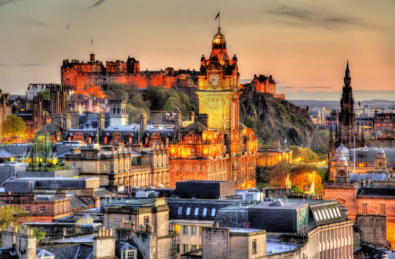 Vista dalla collina di Calton verso il castello di Edimburgo fotografia stock Vista dalla collina di Calton verso il castello di Edimburgo fotografia stock