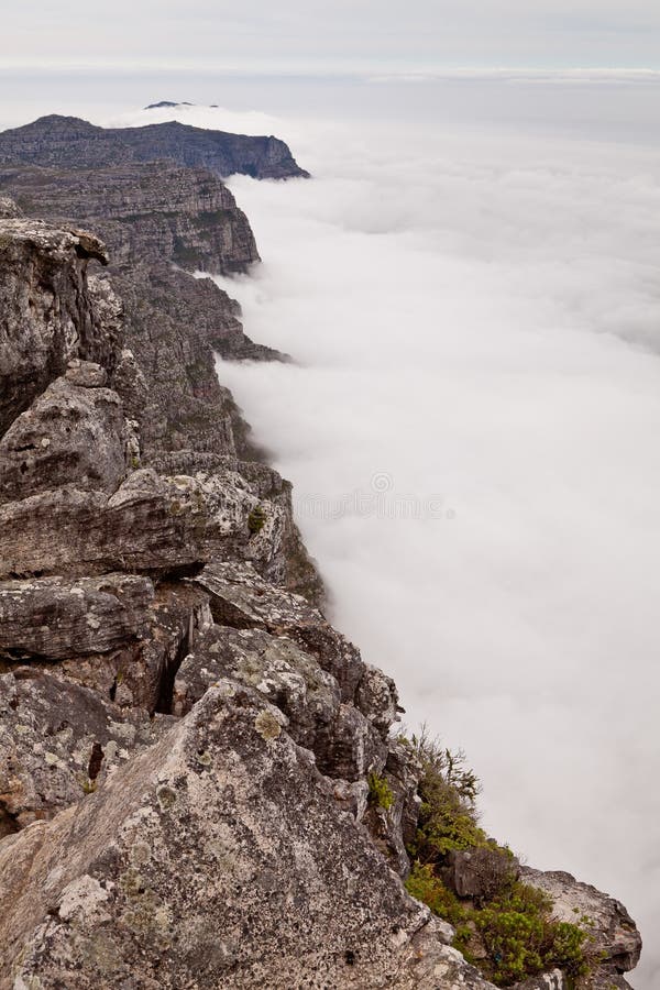 Vista dalla parte superiore della montagna sulle nubi immagini stock libere da diritti Vista dalla parte superiore della montagna sulle nubi immagini stock libere da diritti