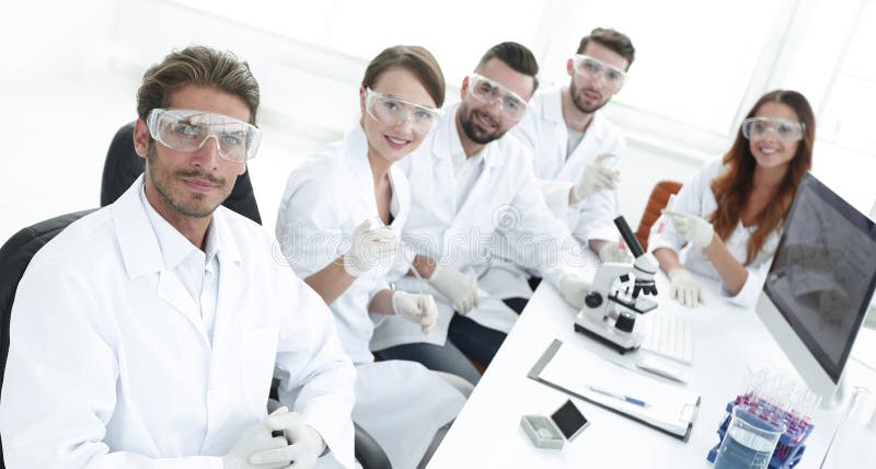 Vista dalla parte superiore giovane scienziato moderno che si siede nel luogo di lavoro immagine stock libera da diritti Vista dalla parte superiore giovane scienziato moderno che si siede nel luogo di lavoro immagine stock libera da diritti
