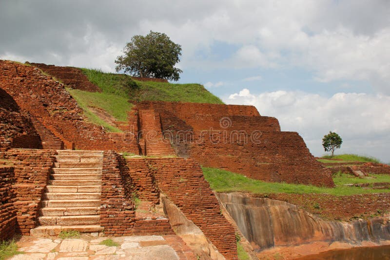 Vista dalla roccia del leone in Sigiriya con le nuvole sul cielo immagini stock libere da diritti Vista dalla roccia del leone in Sigiriya con le nuvole sul cielo immagini stock libere da diritti