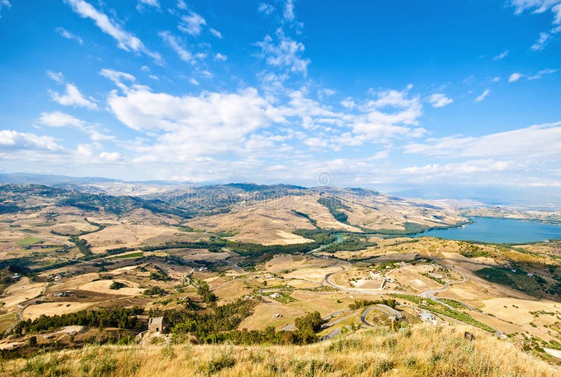 vista dalla Sicilia Enna Agira verso il nord con il lago Pozzillo su righ fotografia stock vista dalla Sicilia Enna Agira verso il nord con il lago Pozzillo su righ fotografia stock