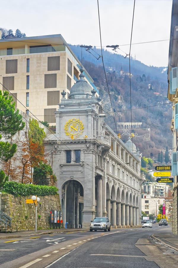 Vista dalla strada al centro urbano di Montreux nell'inverno immagine stock libera da diritti Vista dalla strada al centro urbano di Montreux nell'inverno immagine stock libera da diritti