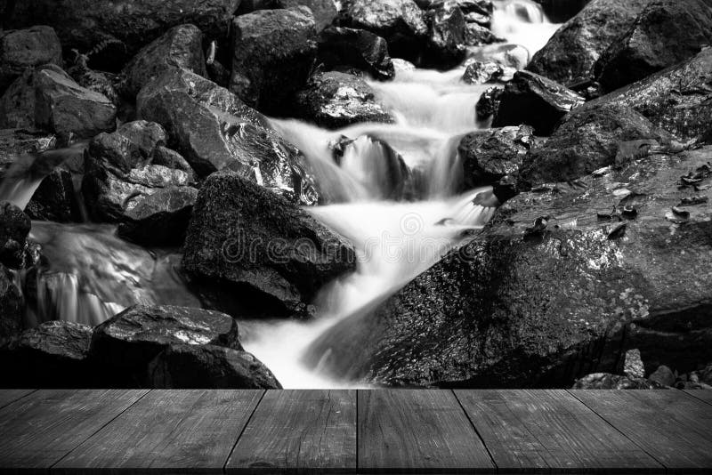 Vista dalla tavola di legno sul fiume tempestoso della montagna in una bella a fotografia stock Vista dalla tavola di legno sul fiume tempestoso della montagna in una bella a fotografia stock