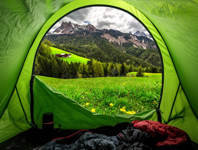 Vista dalla tenda alle alpi austriache in primavera fotografia stock Vista dalla tenda alle alpi austriache in primavera fotografia stock