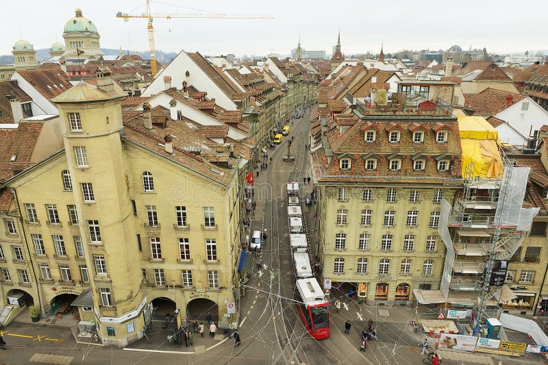 Vista dalla torre di orologio al tram che passa dalla via a Berna, Svizzera fotografia stock