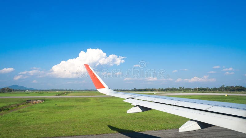 Vista dalle finestre dell'aeroplano dal passeggero dopo l'atterraggio, dal gruppo bello della nuvola, dal cielo blu e dal paesagg fotografia stock Vista dalle finestre dell'aeroplano dal passeggero dopo l'atterraggio, dal gruppo bello della nuvola, dal cielo blu e dal paesagg fotografia stock