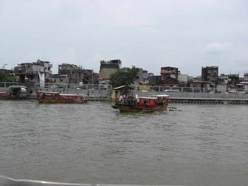 Vista das casas e do ferryboat ao longo do rio de Pasig, Manila, Filipinas foto de stock royalty free Vista das casas e do ferryboat ao longo do rio de Pasig, Manila, Filipinas foto de stock royalty free