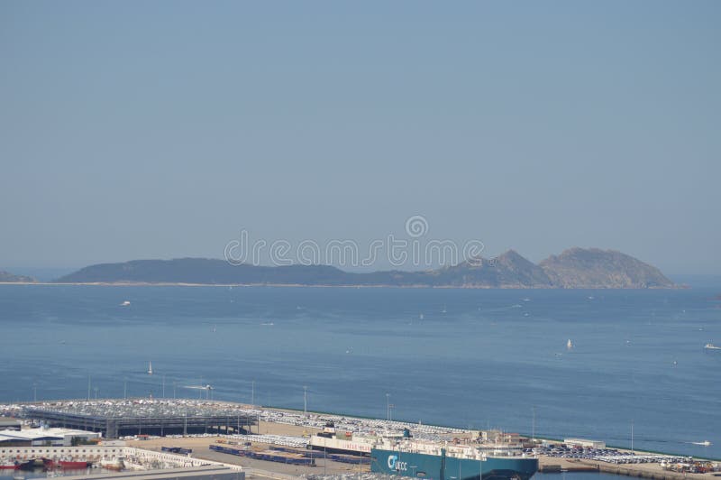 Vista das ilhas de Cies da montanha de Castro In Vigo Natureza, arquitetura, história, curso 16 de agosto de 2014 Vigo, foto de stock royalty free Vista das ilhas de Cies da montanha de Castro In Vigo Natureza, arquitetura, história, curso 16 de agosto de 2014 Vigo, foto de stock royalty free