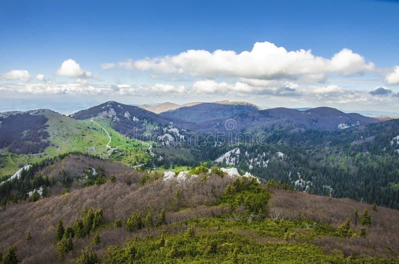 Vista das montanhas, do céu e do mar na Croácia, Parque Nacional de Velebit do Norte fotografia de stock Vista das montanhas, do céu e do mar na Croácia, Parque Nacional de Velebit do Norte fotografia de stock