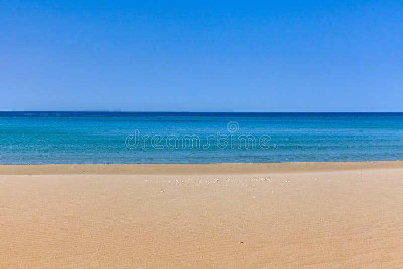 Vista das ondas do mar azul na praia de sandy. linha do horizonte. costa de arenito do mar Cáspio. ustyurt. velocidade do obturado