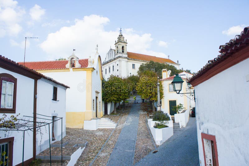 Vista das ruas de ConstÃ¢ncia, Ribatejo, Portugal, movendo-se até de Principal Igreja