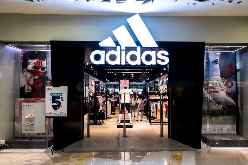 Vista De Adidas Front Store Una Empresa Multinacional Alemana Que En El Imagen editorial - Imagen de indonesia, marca: 181705715