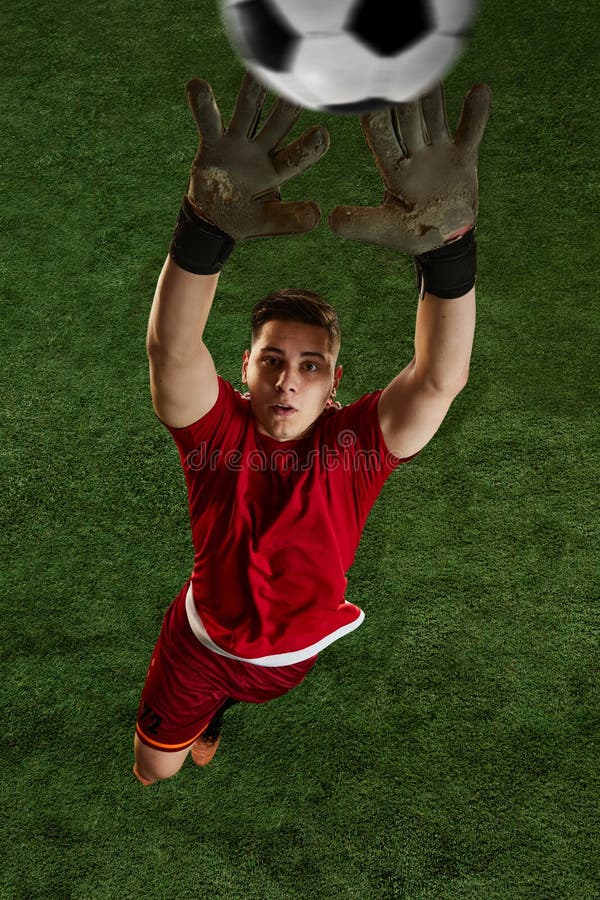 Jogador de futebol de alto ângulo no campo