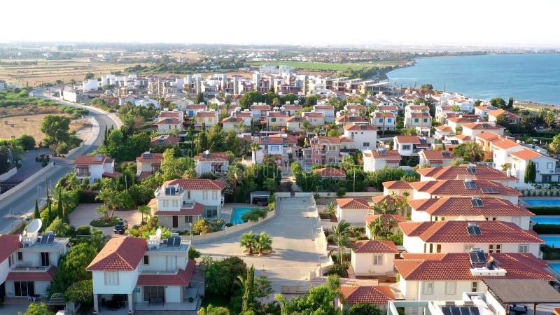 Vista de alto ângulo da aldeia Pervolia Perivolia Larnaca District, Chipre