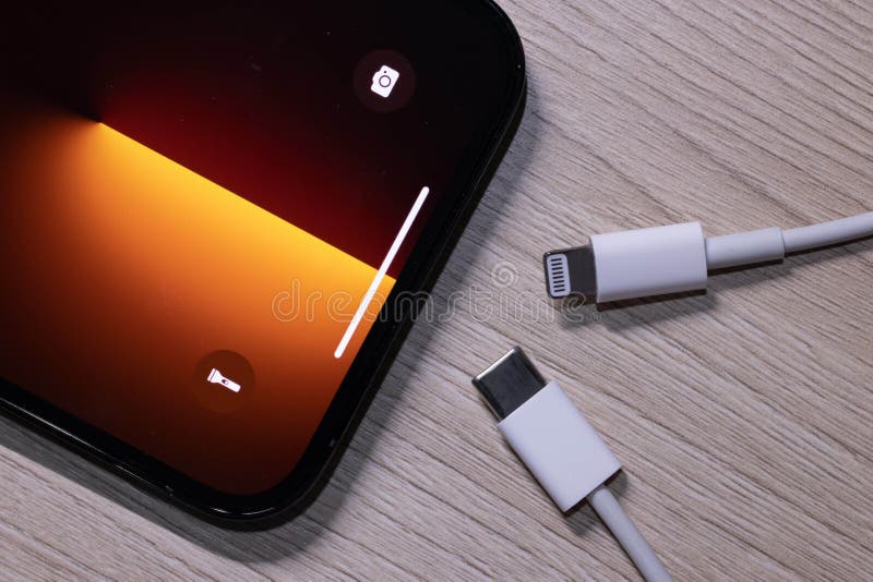 Vista de apple iphone 13 pro max con iluminación y cargador de cable usbc. la ue intenta forzar a apple iphone a usar usbc en luga
