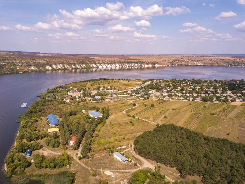 Vista de Arial sobre o rio e a pequena aldeia no outono